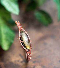 Load image into Gallery viewer, Labradorite Copper Cuff
